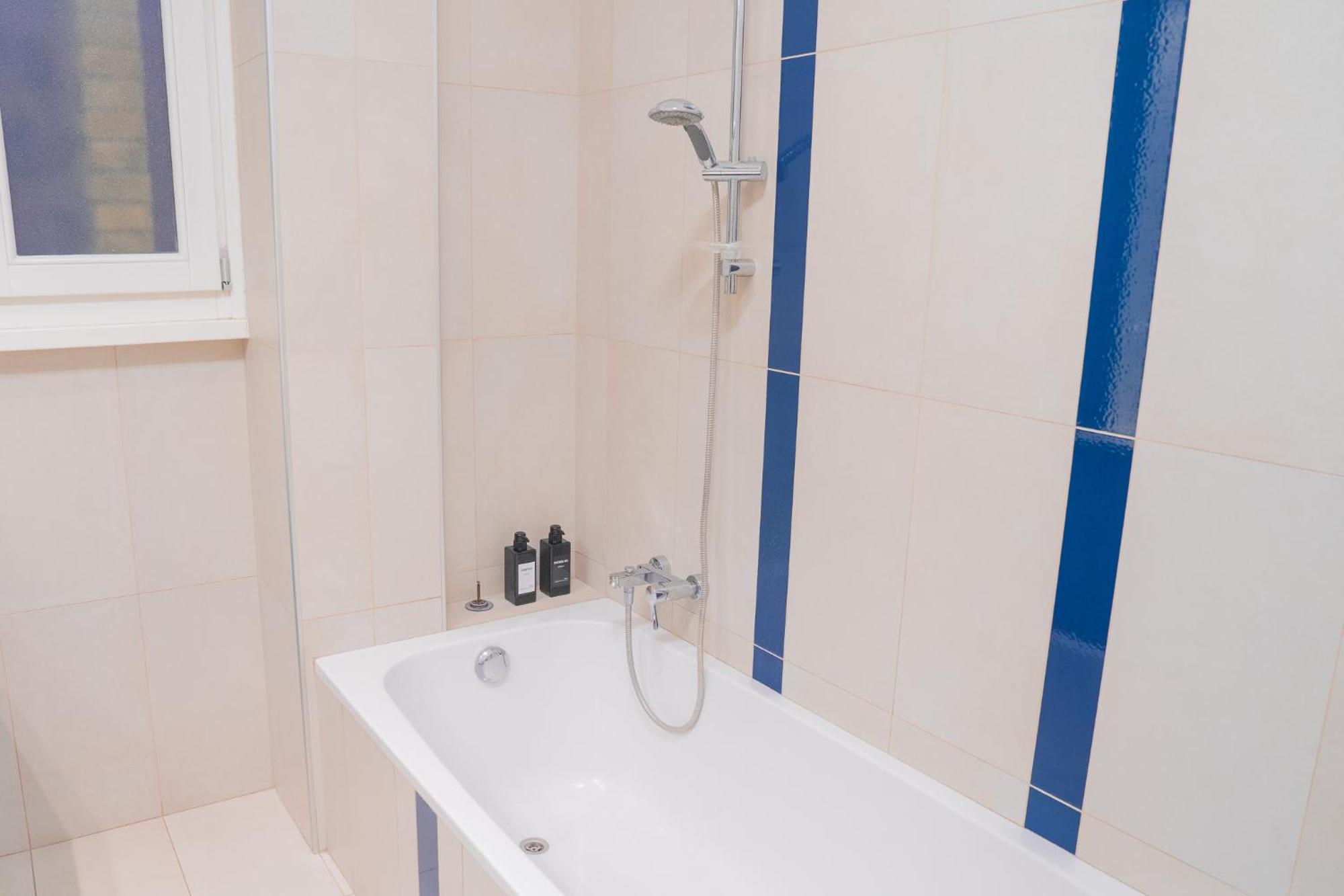 Sweet 3 Bedr - 3 Stops From Piramide Apartment Rom