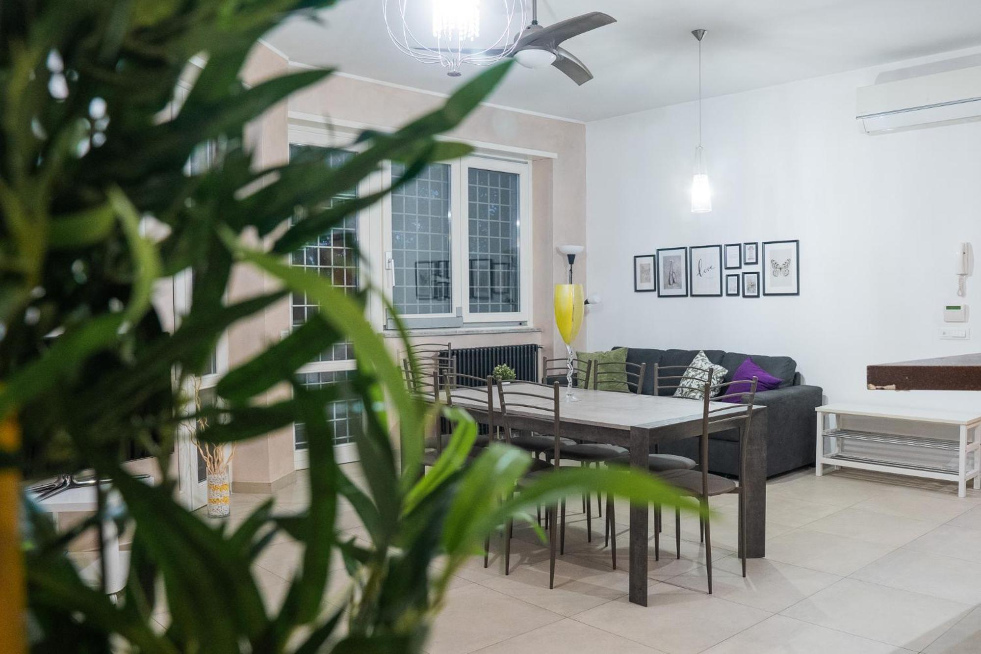 Sweet 3 Bedr - 3 Stops From Piramide Apartment