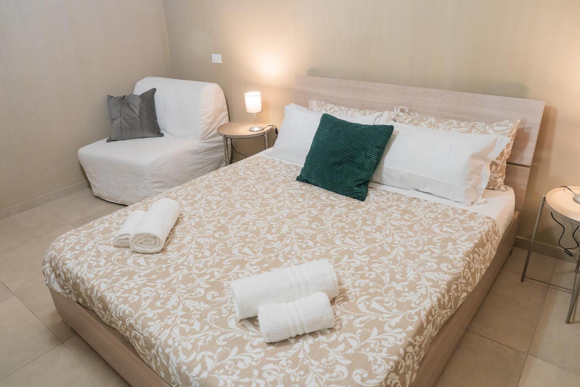 Sweet 3 Bedr - 3 Stops From Piramide Apartment Rom
